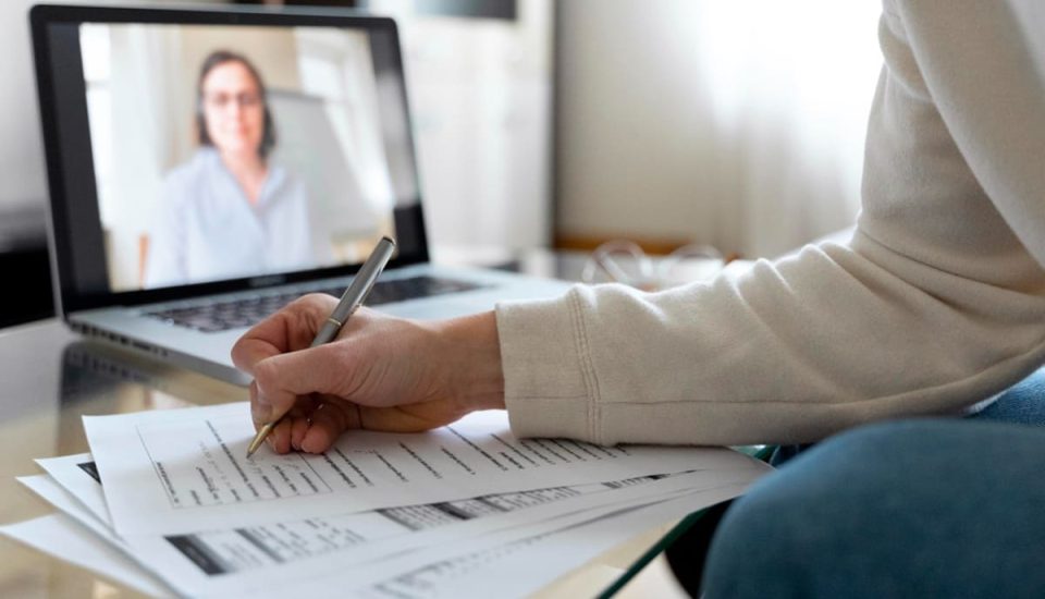 Formación estética: online o tradicional, ¿cuál elegir?